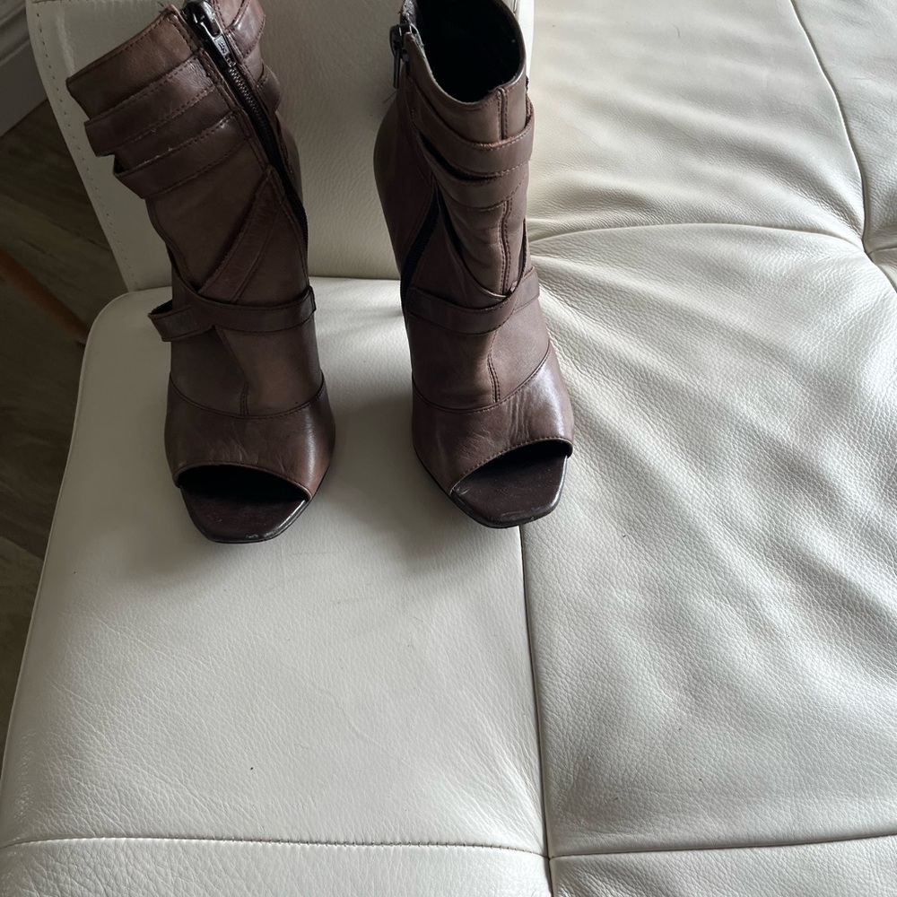 Carlos Santana Brown Heeled Ankle Boots